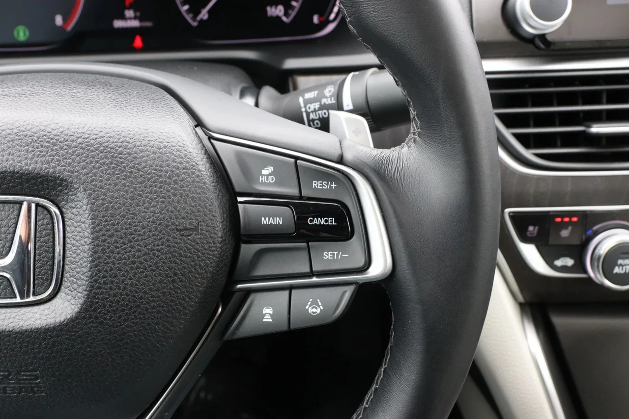 2018 Honda Accord Touring Sedan 4D in white — photo 42 of 44