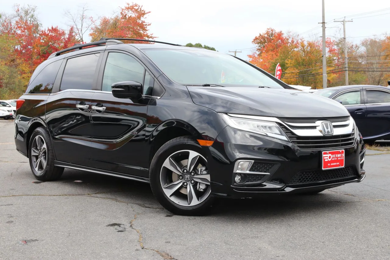 2018 Honda Odyssey Touring Minivan 4D in black — photo 3 of 39