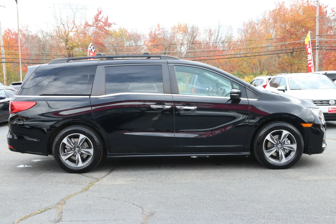 2018 Honda Odyssey Touring Minivan 4D in black — photo 6 of 39