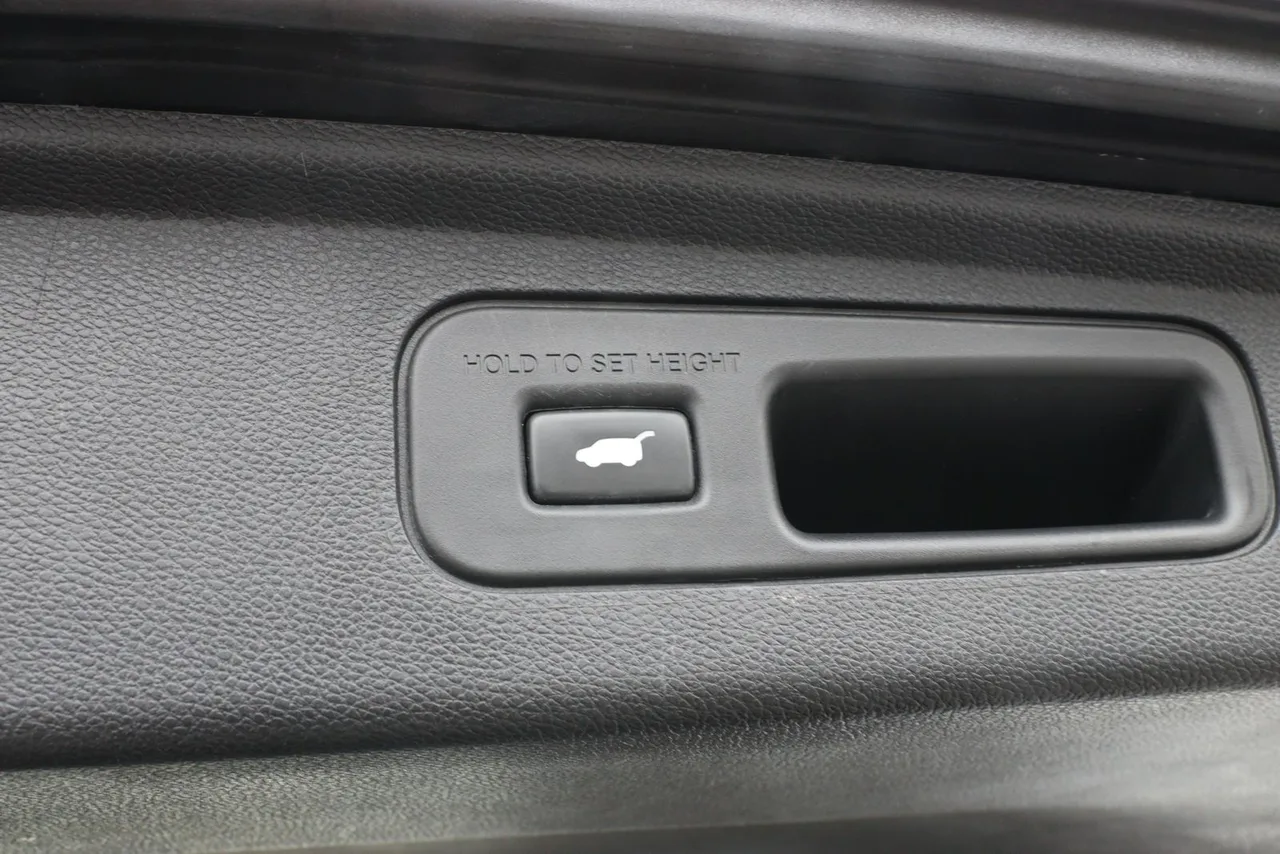 2018 Honda Odyssey Touring Minivan 4D in black — photo 10 of 39