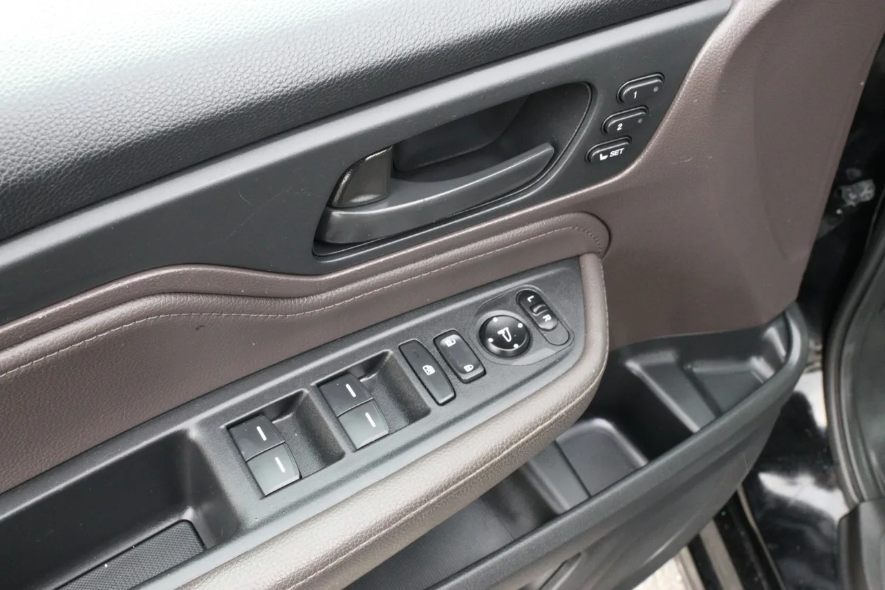 2018 Honda Odyssey Touring Minivan 4D in black — photo 13 of 39
