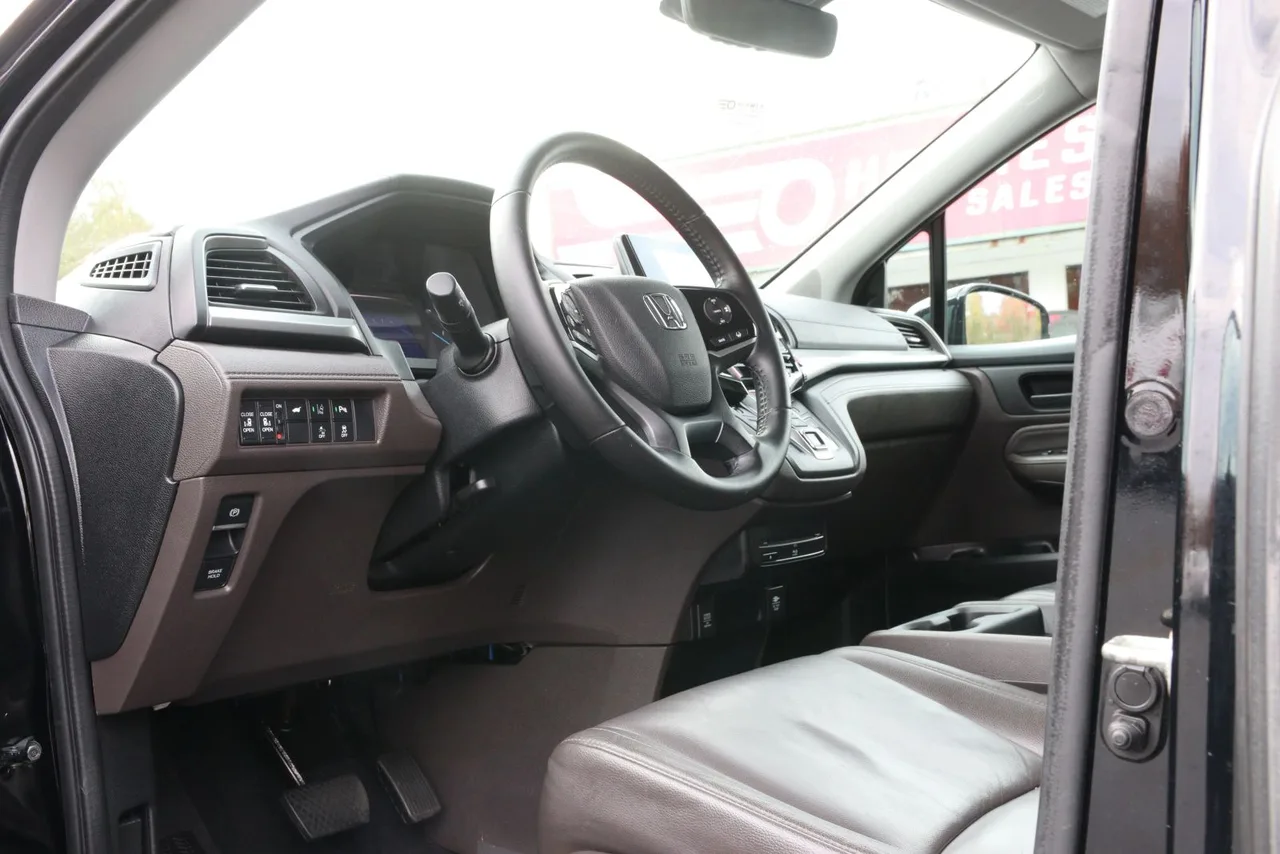 2018 Honda Odyssey Touring Minivan 4D in black — photo 14 of 39