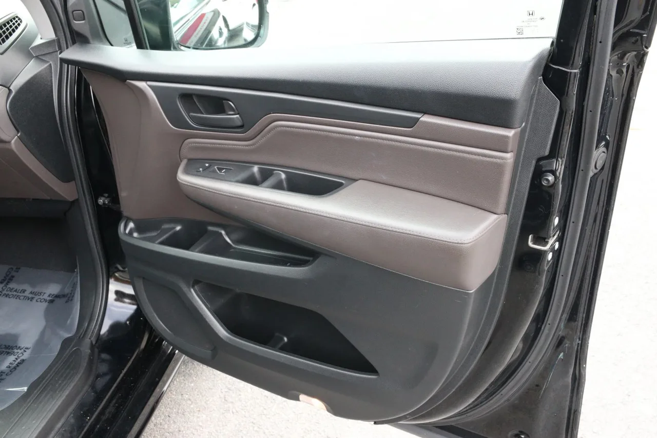 2018 Honda Odyssey Touring Minivan 4D in black — photo 19 of 39