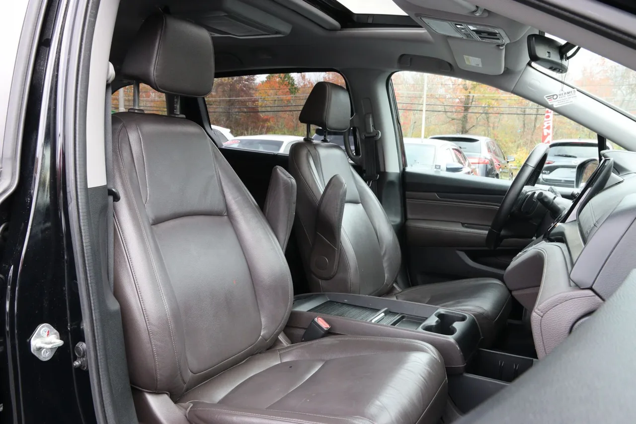 2018 Honda Odyssey Touring Minivan 4D in black — photo 21 of 39