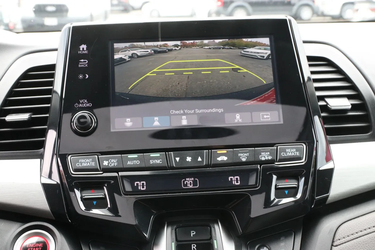 2018 Honda Odyssey Touring Minivan 4D in black — photo 32 of 39