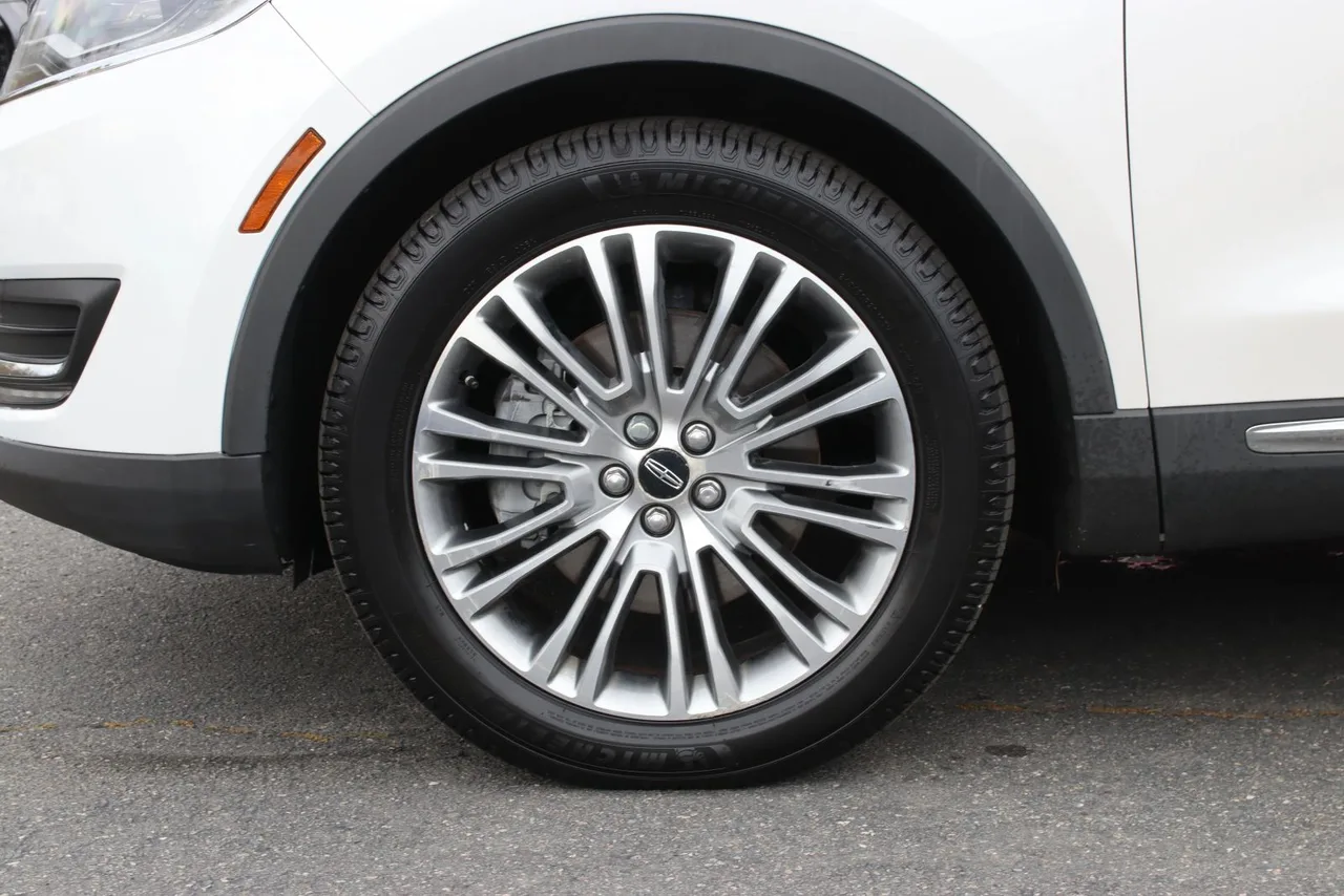 2018 Lincoln MKX Reserve Sport Utility 4D in white — photo 4 of 35
