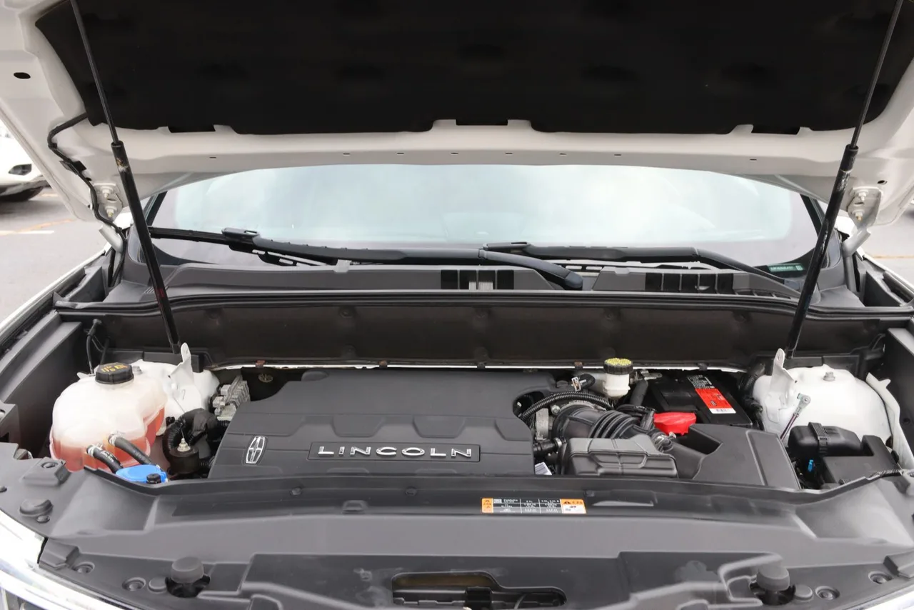 2018 Lincoln MKX Reserve Sport Utility 4D in white — photo 10 of 35