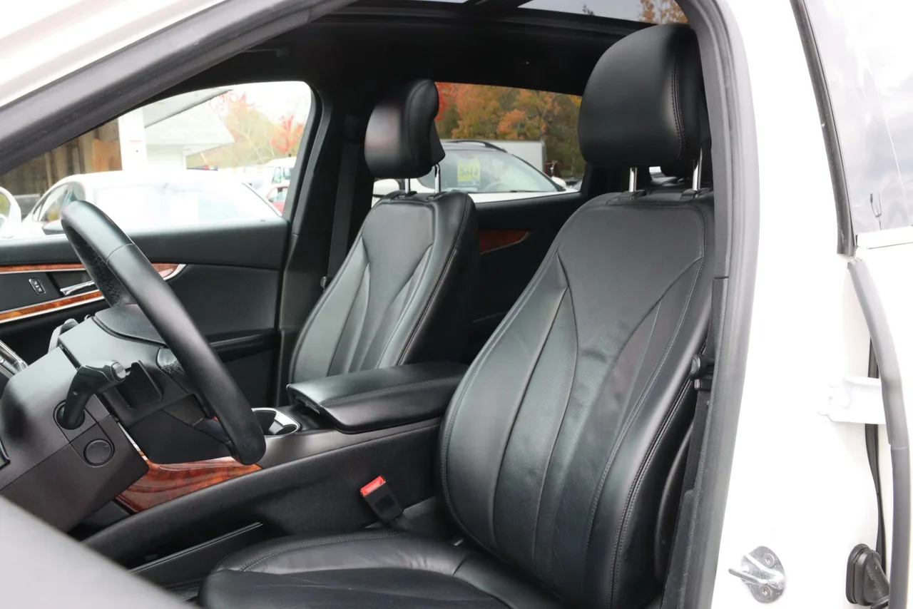 2018 Lincoln MKX Reserve Sport Utility 4D in white — photo 15 of 35