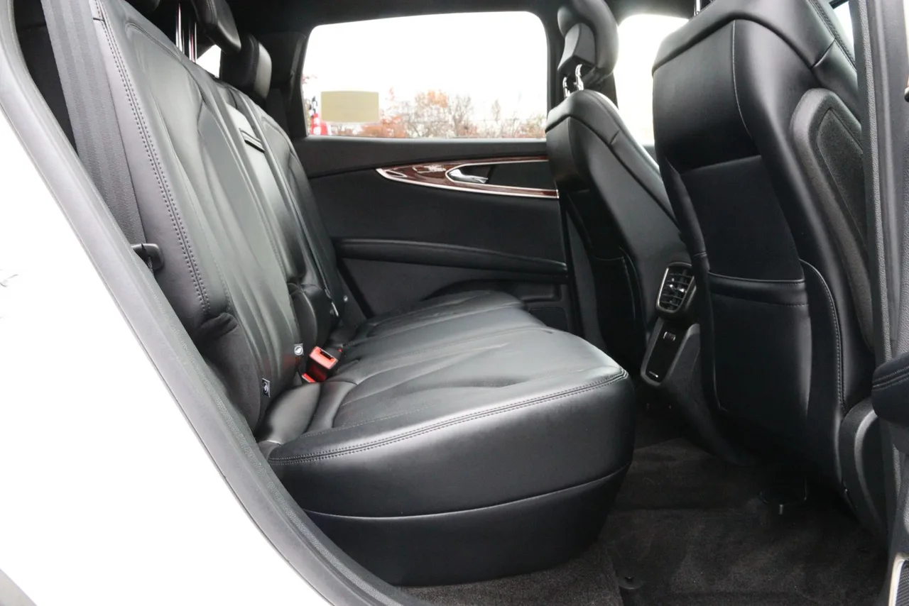 2018 Lincoln MKX Reserve Sport Utility 4D in white — photo 23 of 35