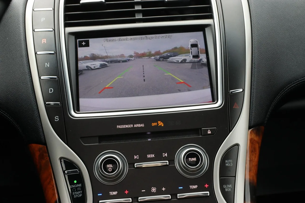 2018 Lincoln MKX Reserve Sport Utility 4D in white — photo 27 of 35