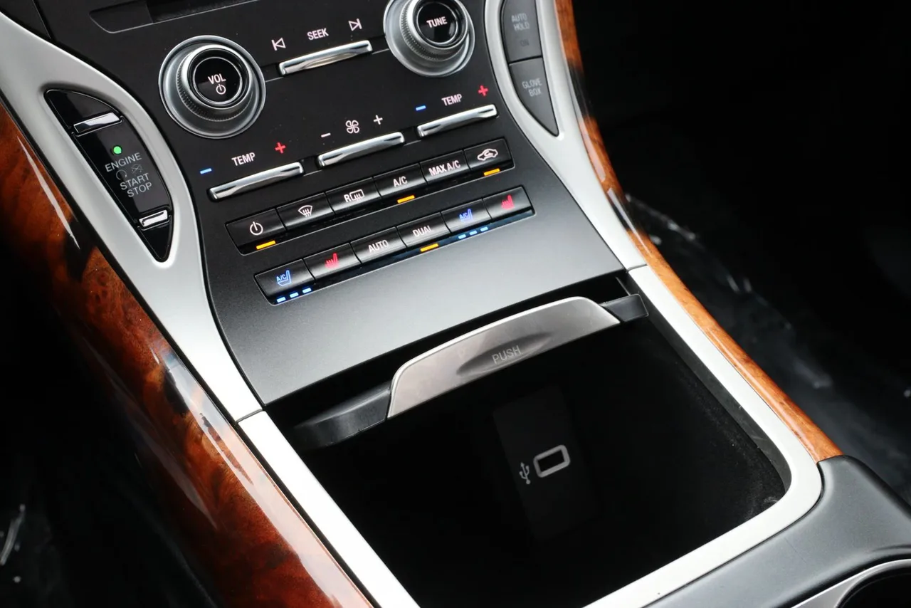 2018 Lincoln MKX Reserve Sport Utility 4D in white — photo 29 of 35