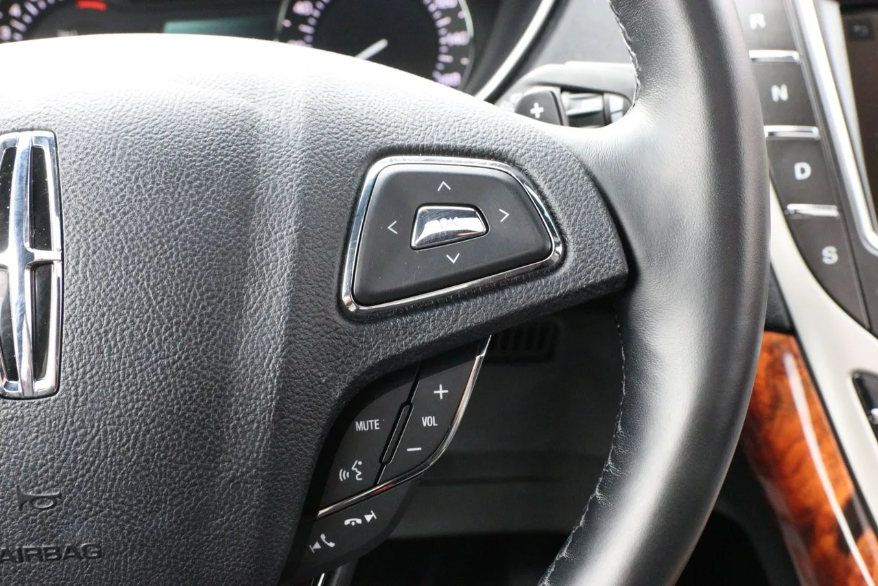 2018 Lincoln MKX Reserve Sport Utility 4D in white — photo 34 of 35