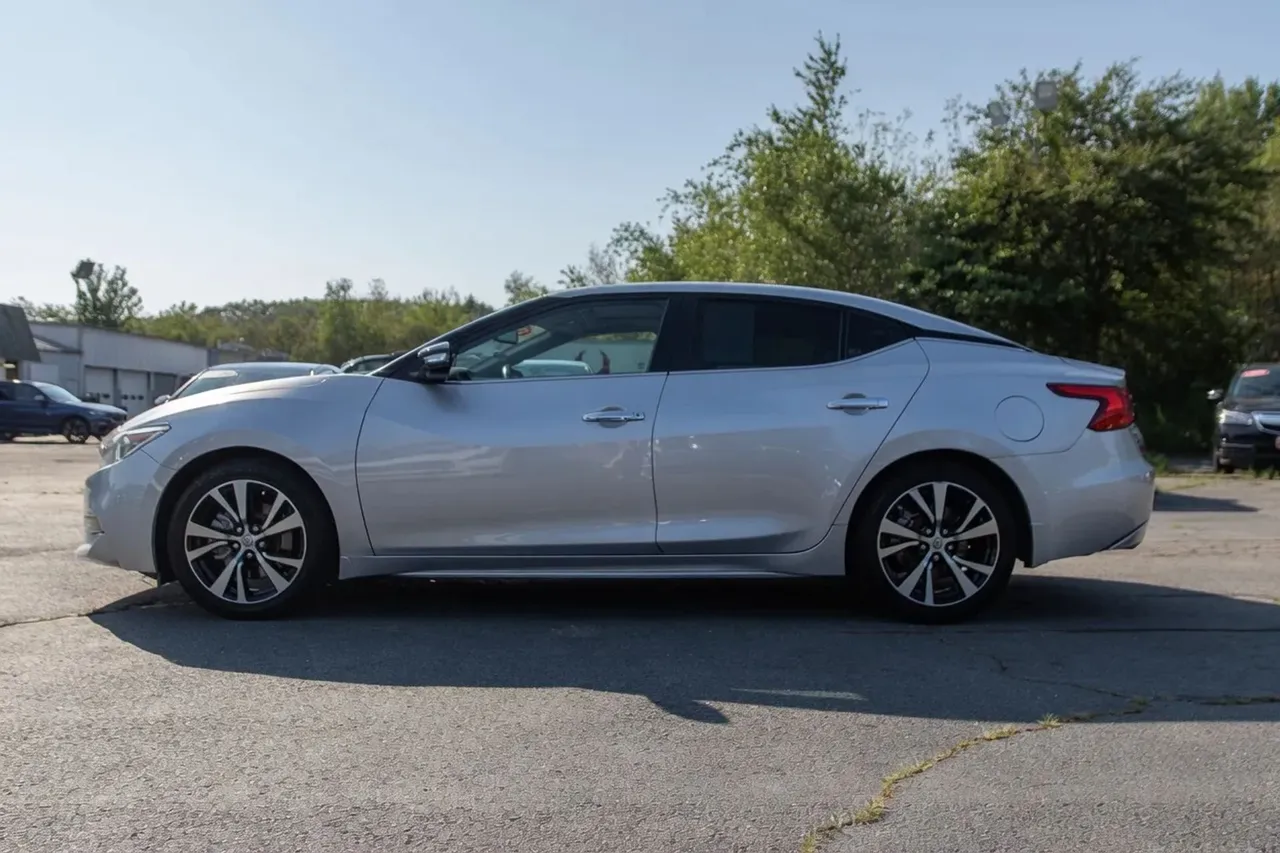 2018 Nissan Maxima SL Sedan 4D in silver — photo 2 of 33