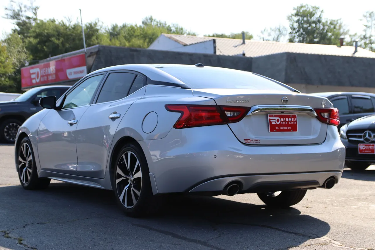 2018 Nissan Maxima SL Sedan 4D in silver — photo 3 of 33