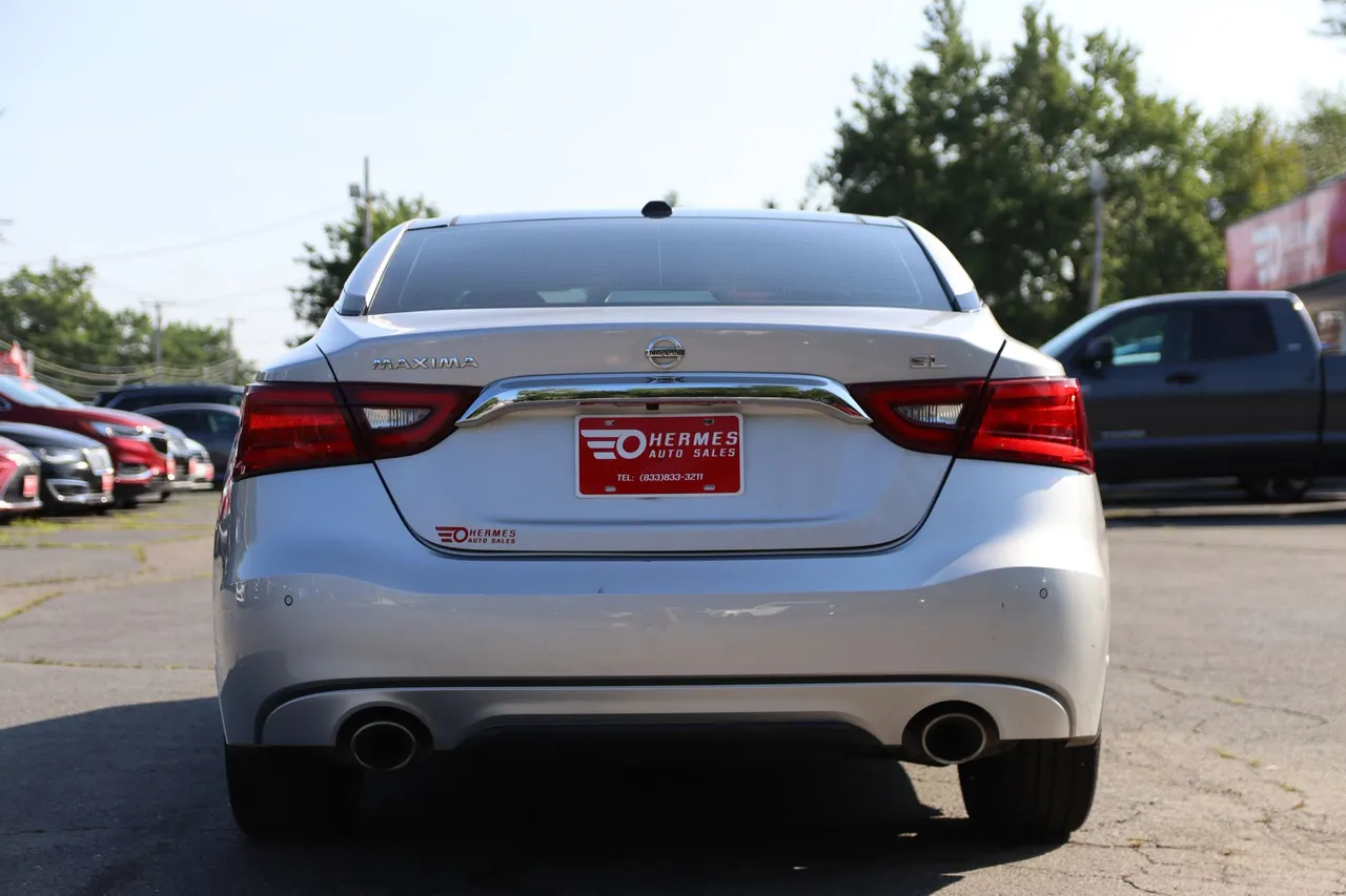 2018 Nissan Maxima SL Sedan 4D in silver — photo 4 of 33