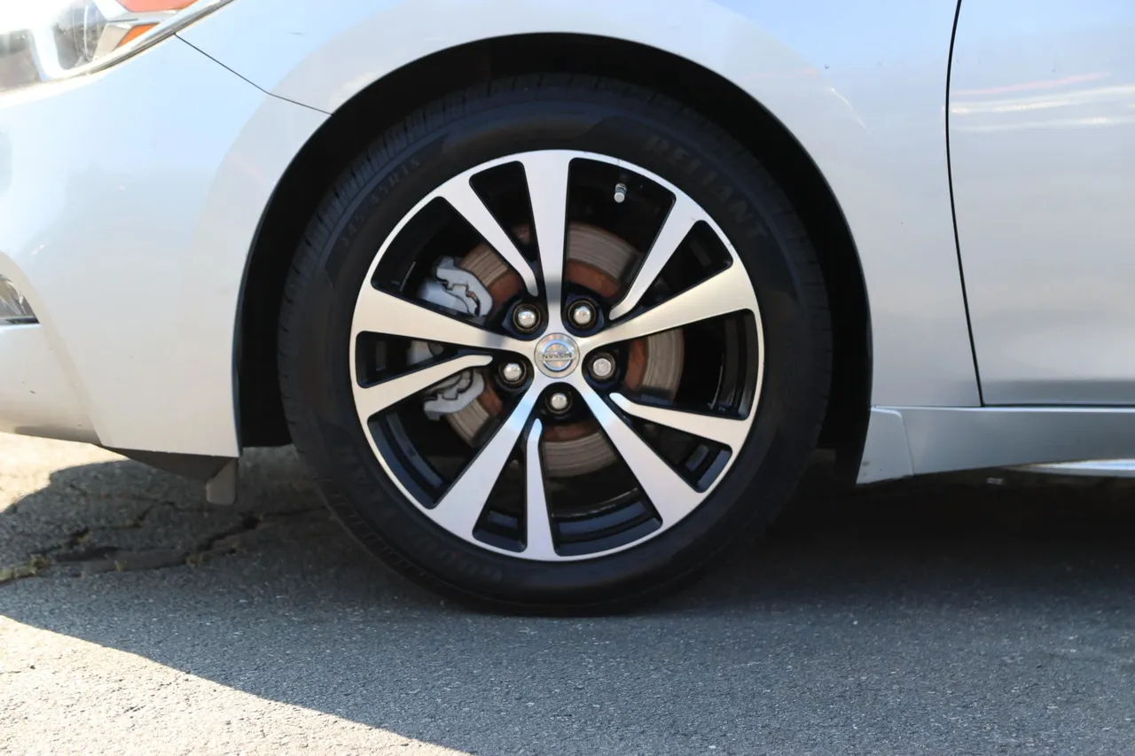 2018 Nissan Maxima SL Sedan 4D in silver — photo 6 of 33