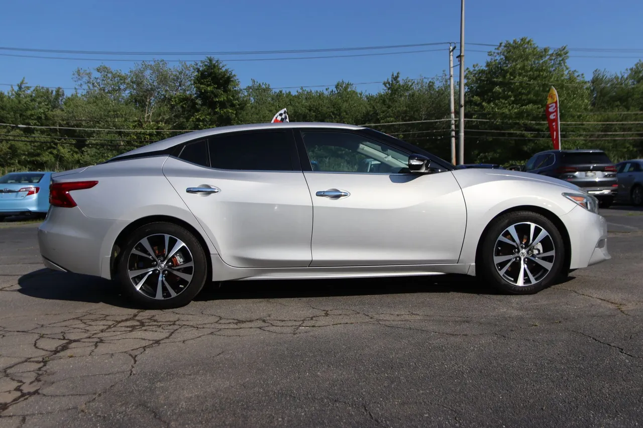 2018 Nissan Maxima SL Sedan 4D in silver — photo 7 of 33