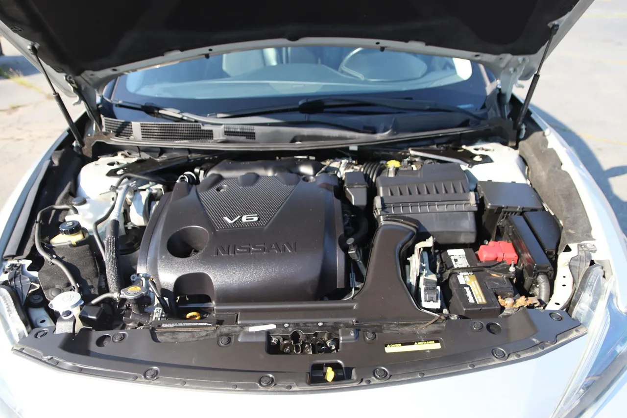 2018 Nissan Maxima SL Sedan 4D in silver — photo 10 of 33