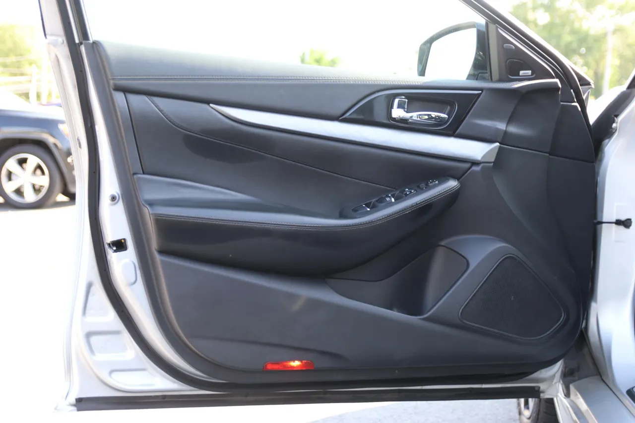 2018 Nissan Maxima SL Sedan 4D in silver — photo 12 of 33