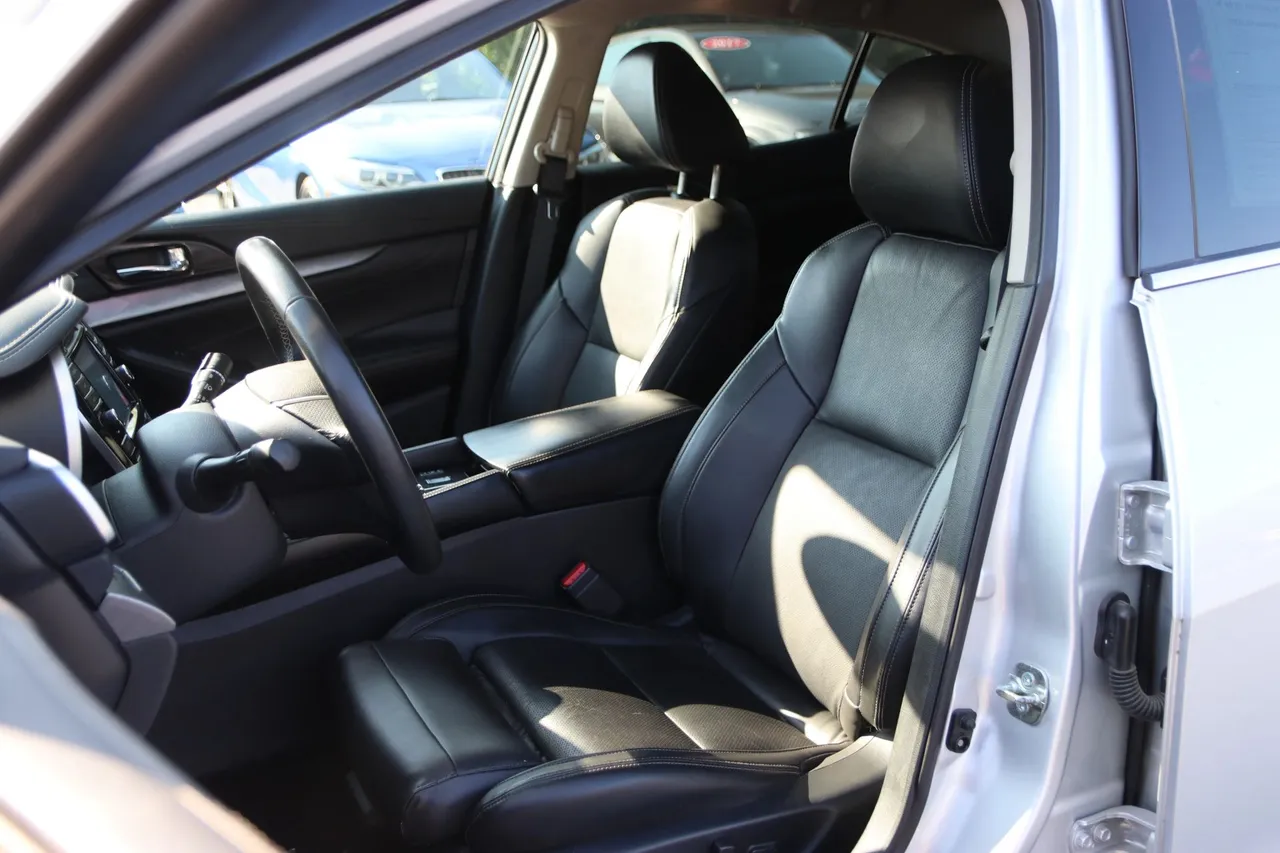 2018 Nissan Maxima SL Sedan 4D in silver — photo 19 of 33