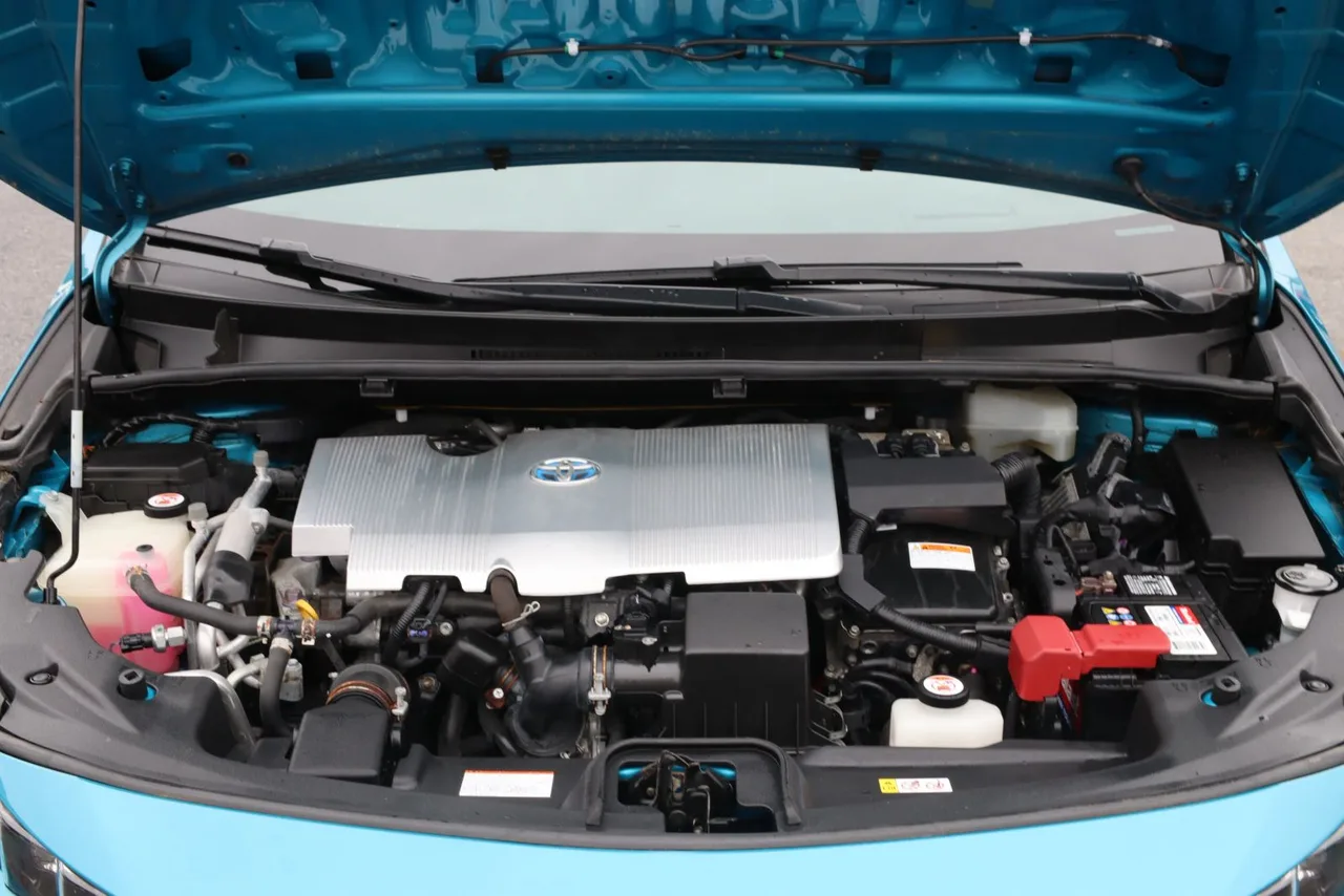 2018 Toyota Prius Prime Advanced Hatchback 4D in blue — photo 11 of 32