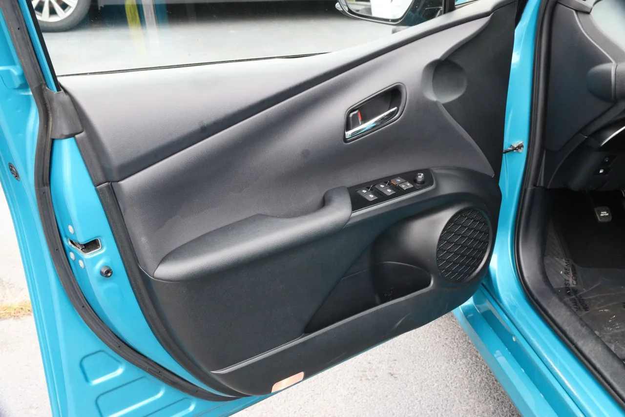 2018 Toyota Prius Prime Advanced Hatchback 4D in blue — photo 12 of 32