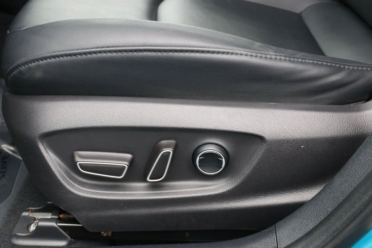 2018 Toyota Prius Prime Advanced Hatchback 4D in blue — photo 15 of 32