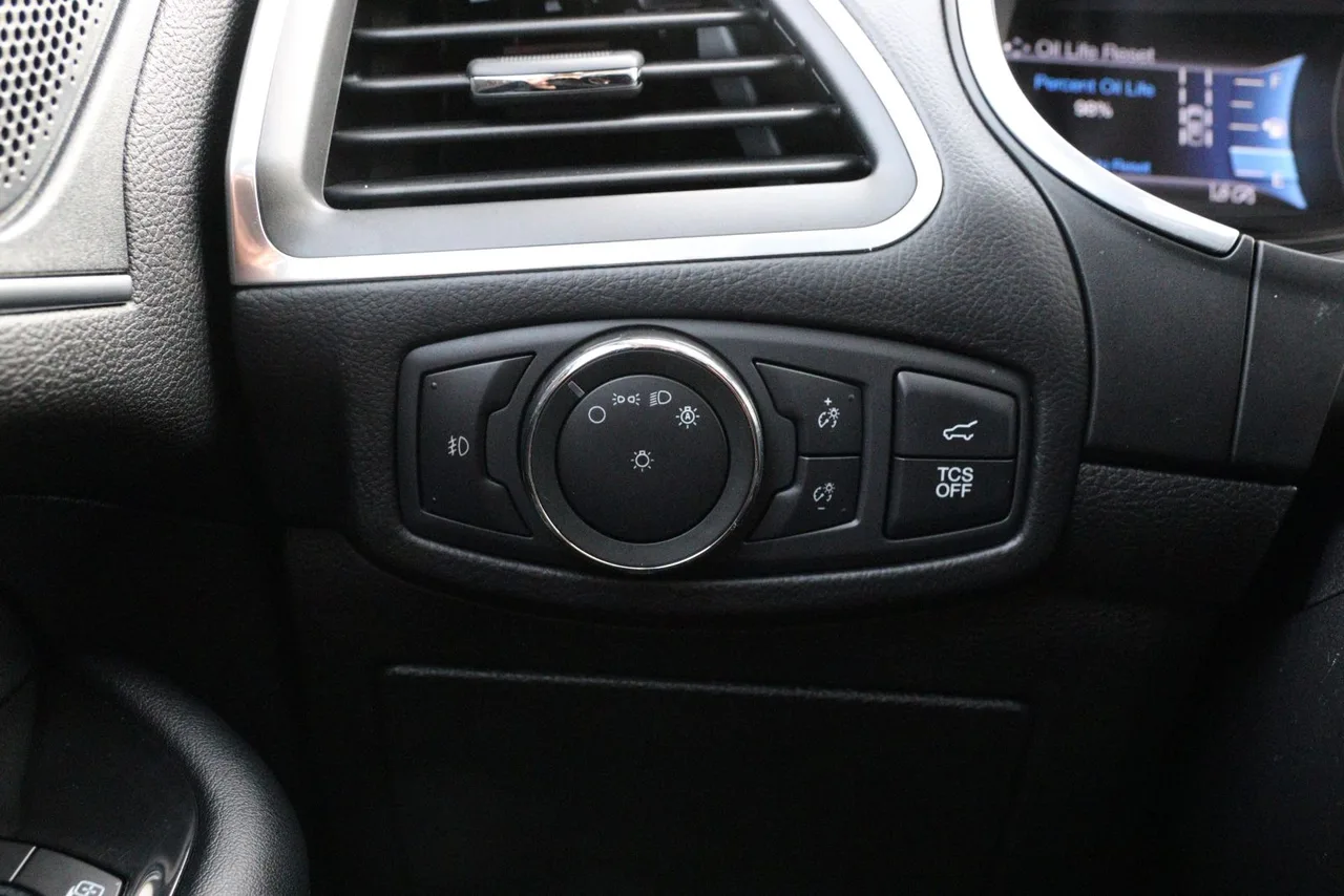 2019 Ford Edge Titanium Sport Utility 4D in gray — photo 27 of 34