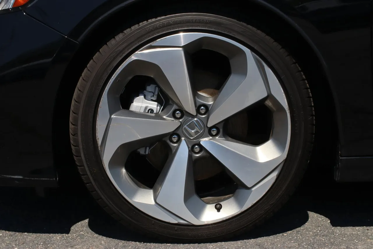 2019 Honda Accord Touring Sedan 4D in black — photo 4 of 33