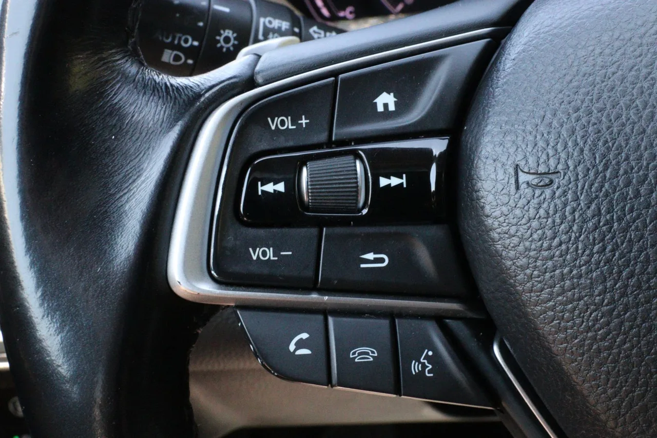 2019 Honda Accord Touring Sedan 4D in black — photo 16 of 33