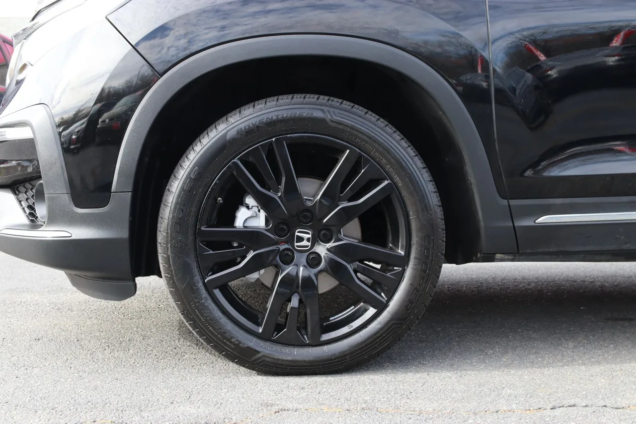 2019 Honda Pilot Touring Sport Utility 4D in black — photo 4 of 46