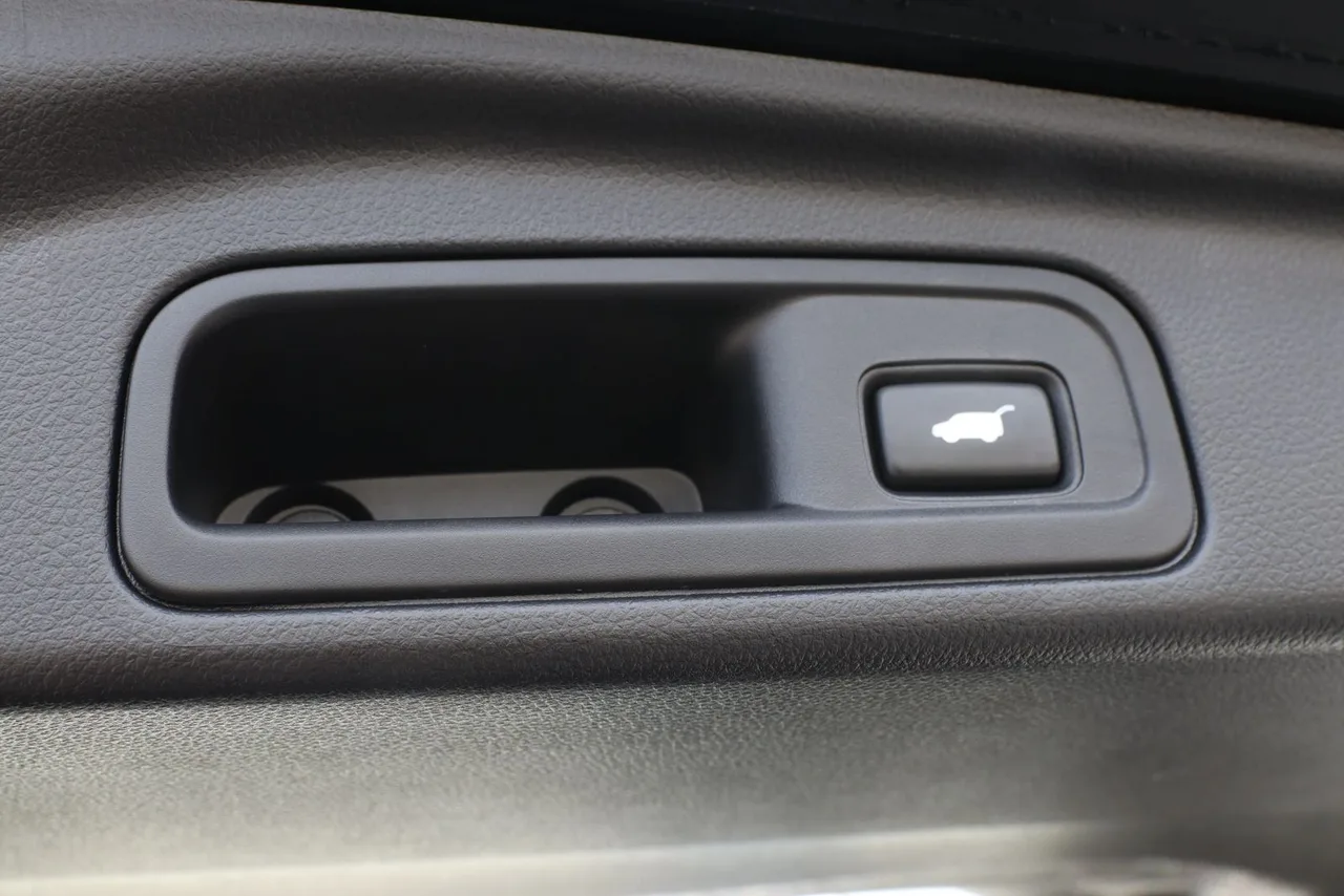 2019 Honda Pilot Touring Sport Utility 4D in black — photo 10 of 46