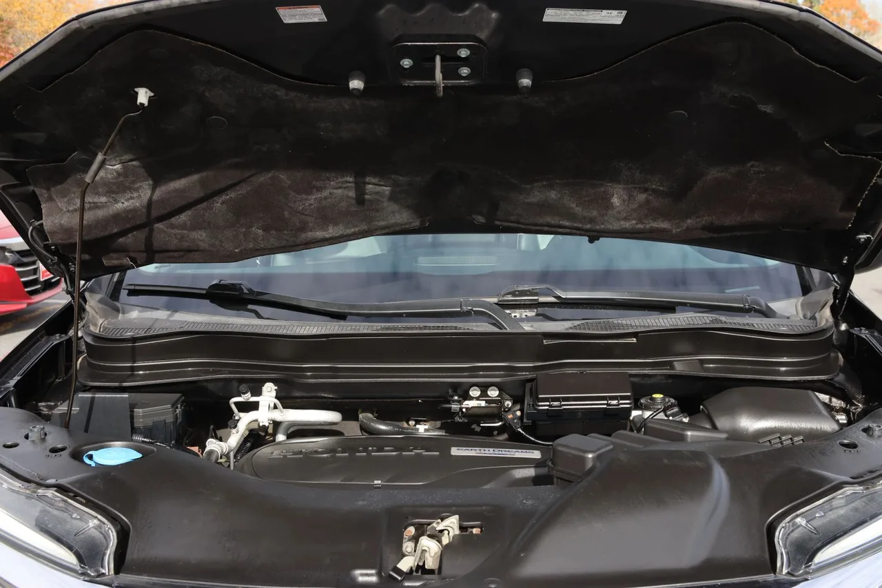 2019 Honda Pilot Touring Sport Utility 4D in black — photo 11 of 46