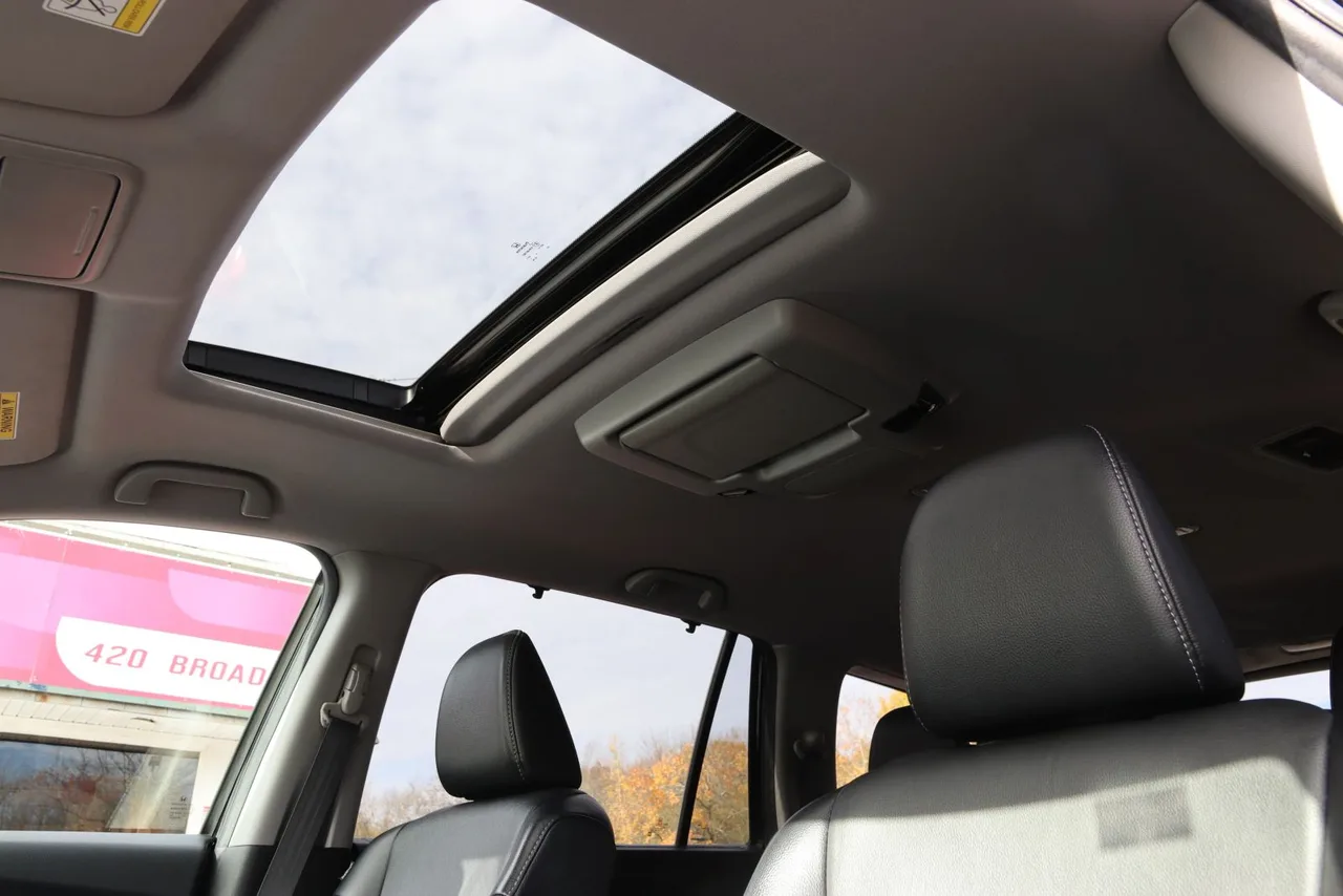 2019 Honda Pilot Touring Sport Utility 4D in black — photo 17 of 46