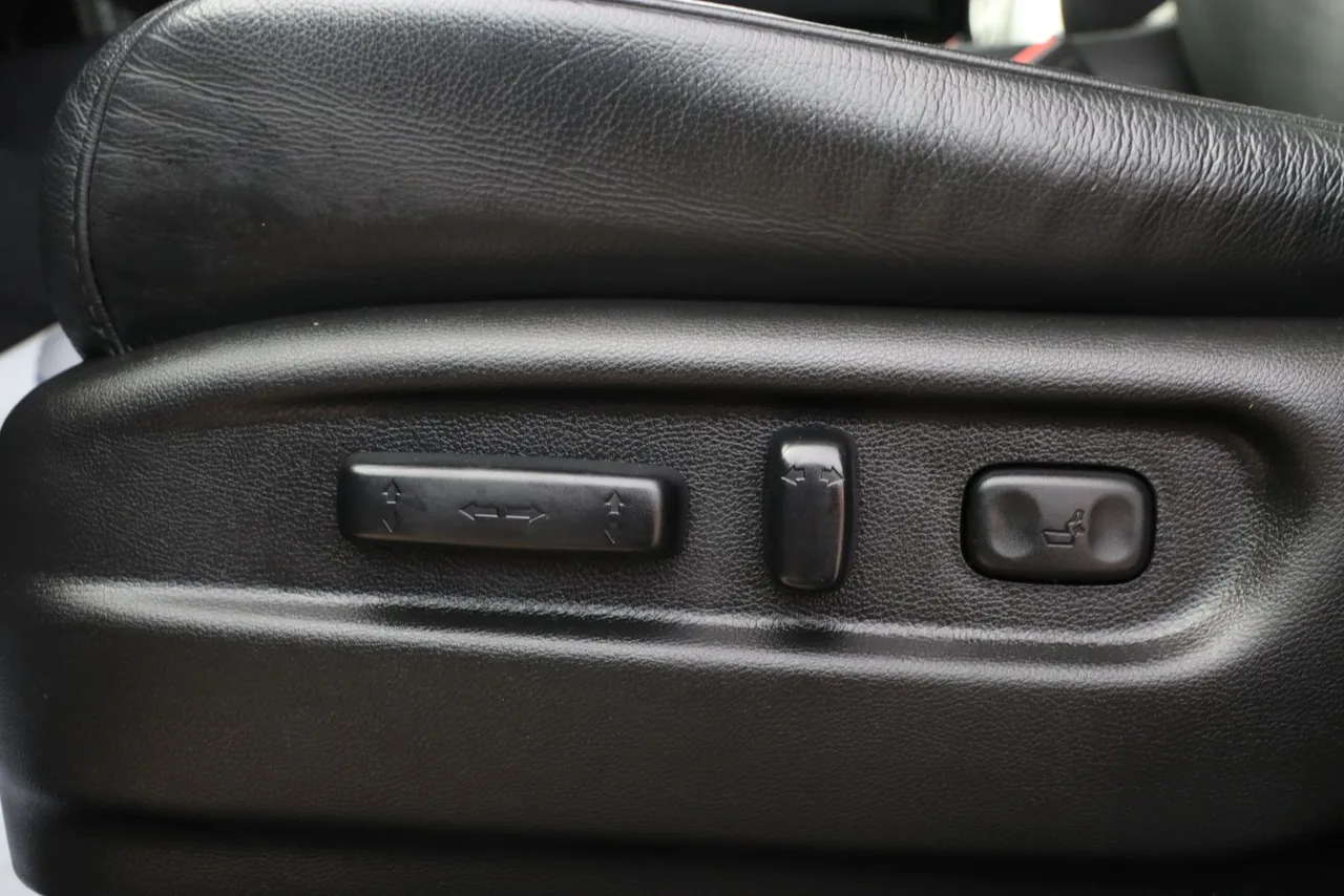 2019 Honda Pilot Touring Sport Utility 4D in black — photo 18 of 46