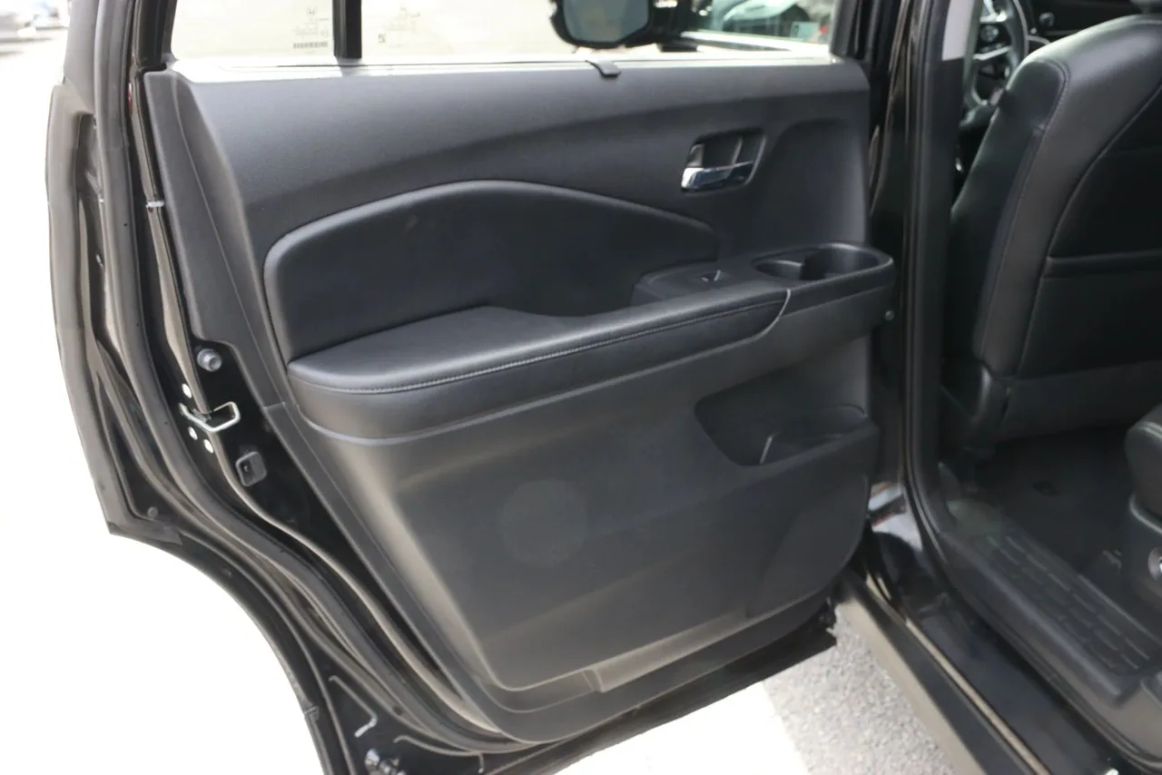 2019 Honda Pilot Touring Sport Utility 4D in black — photo 19 of 46