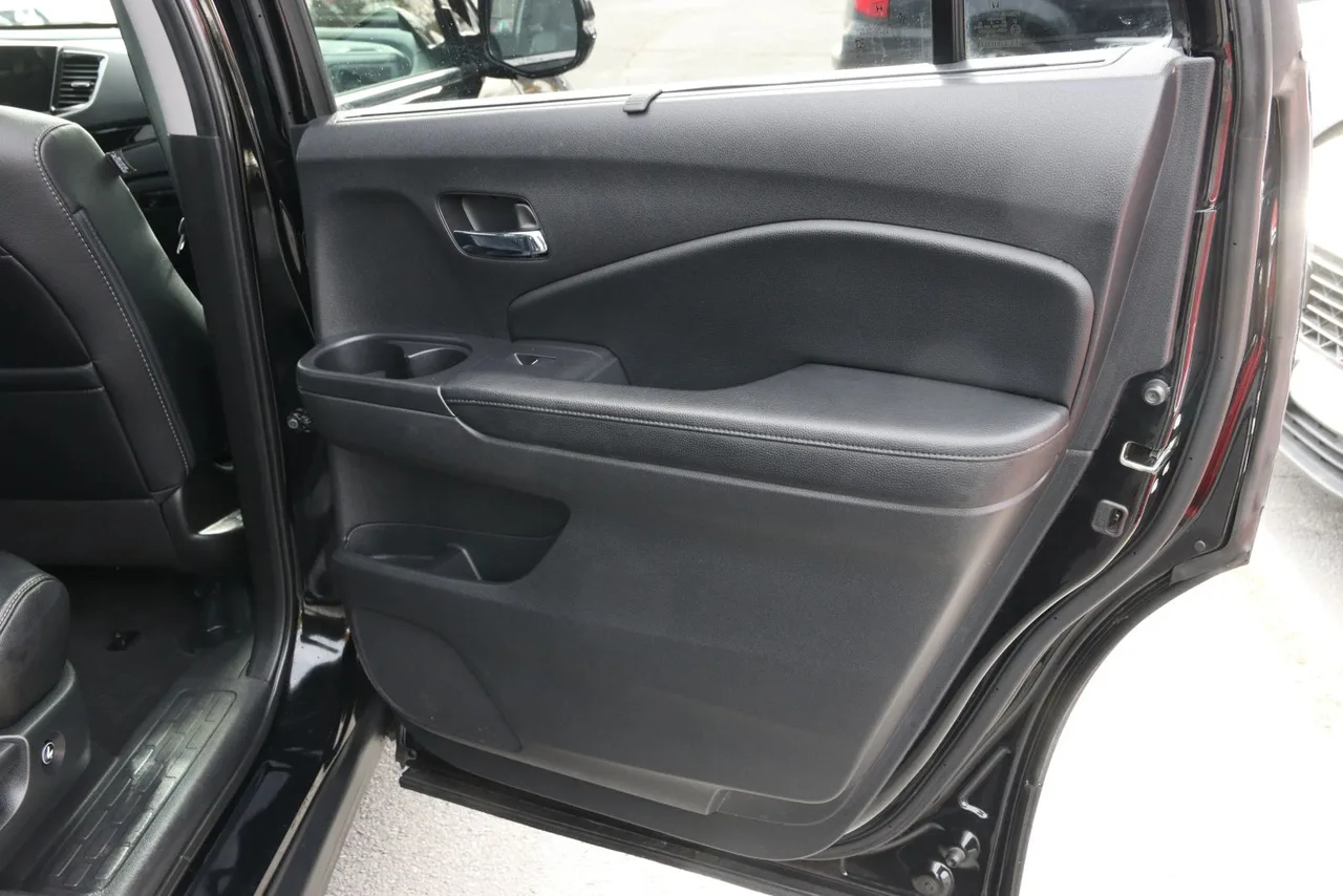 2019 Honda Pilot Touring Sport Utility 4D in black — photo 25 of 46