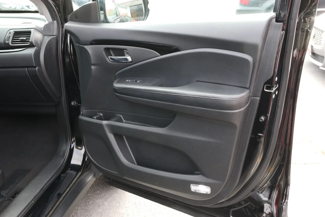 2019 Honda Pilot Touring Sport Utility 4D in black — photo 29 of 46