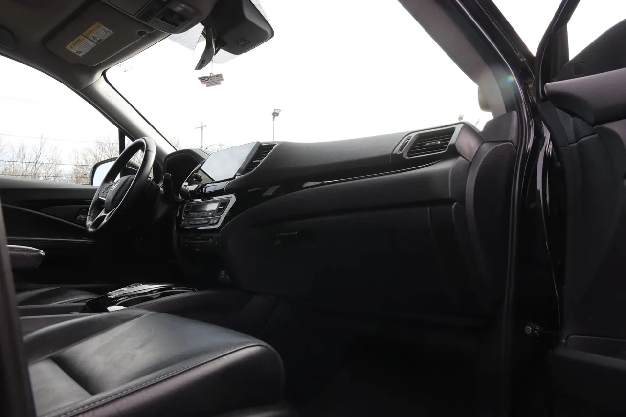 2019 Honda Pilot Touring Sport Utility 4D in black — photo 30 of 46