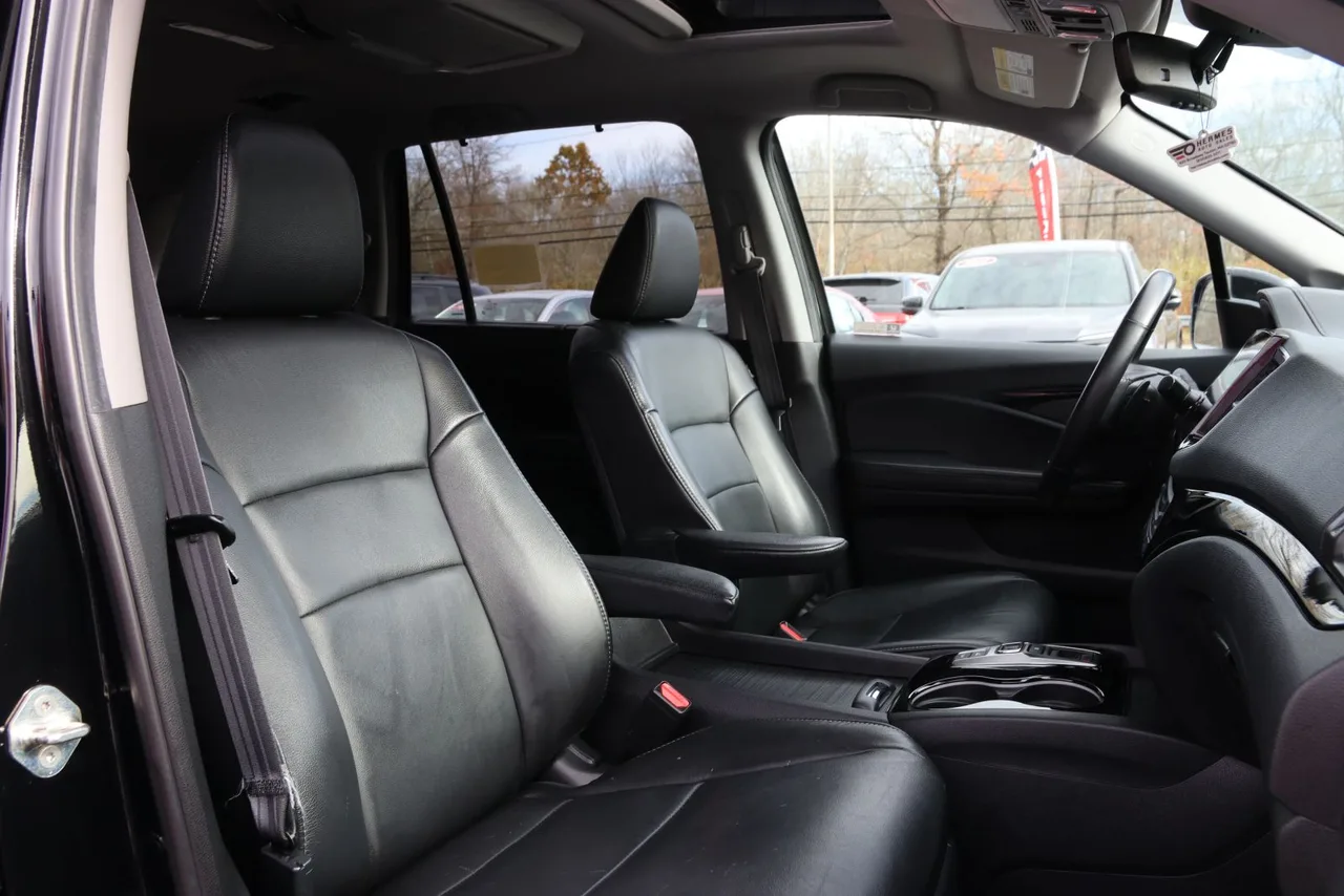2019 Honda Pilot Touring Sport Utility 4D in black — photo 32 of 46