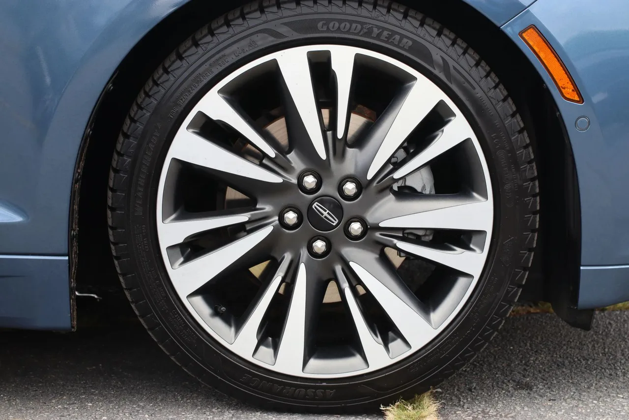 2019 Lincoln MKZ Reserve II Sedan 4D in blue — photo 7 of 33