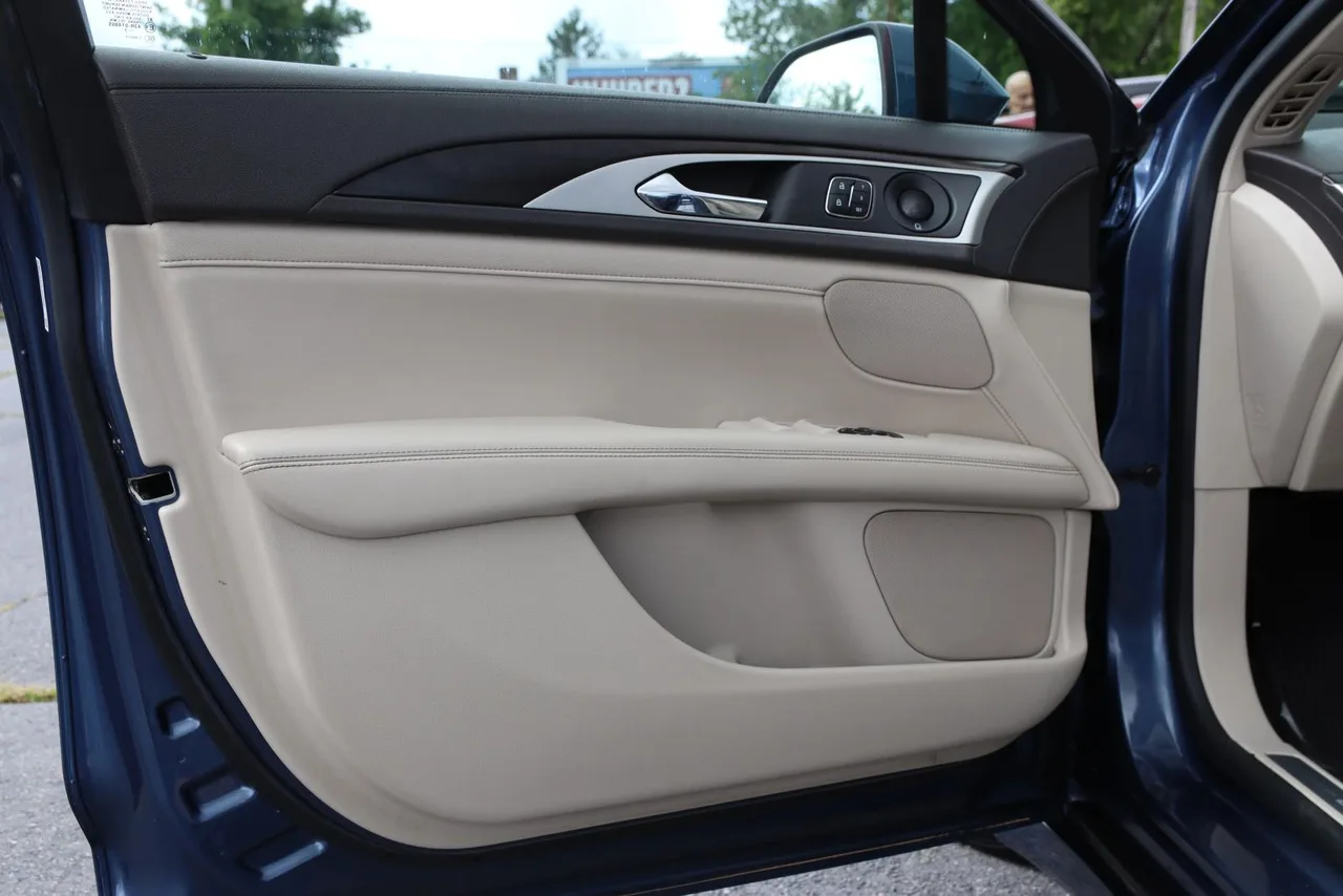 2019 Lincoln MKZ Reserve II Sedan 4D in blue — photo 13 of 33