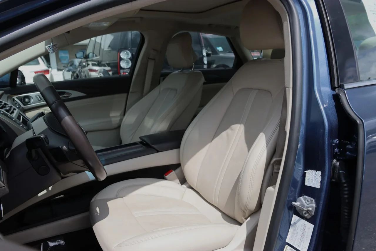 2019 Lincoln MKZ Reserve II Sedan 4D in blue — photo 16 of 33