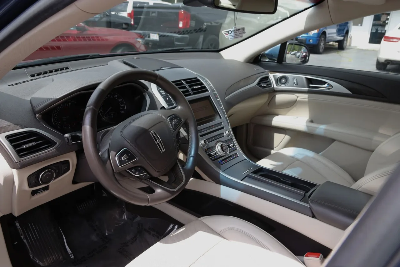 2019 Lincoln MKZ Reserve II Sedan 4D in blue — photo 17 of 33
