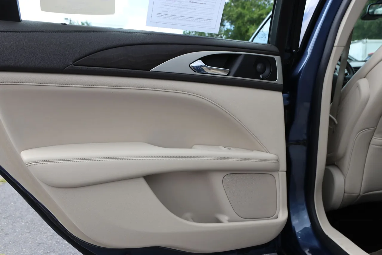 2019 Lincoln MKZ Reserve II Sedan 4D in blue — photo 30 of 33