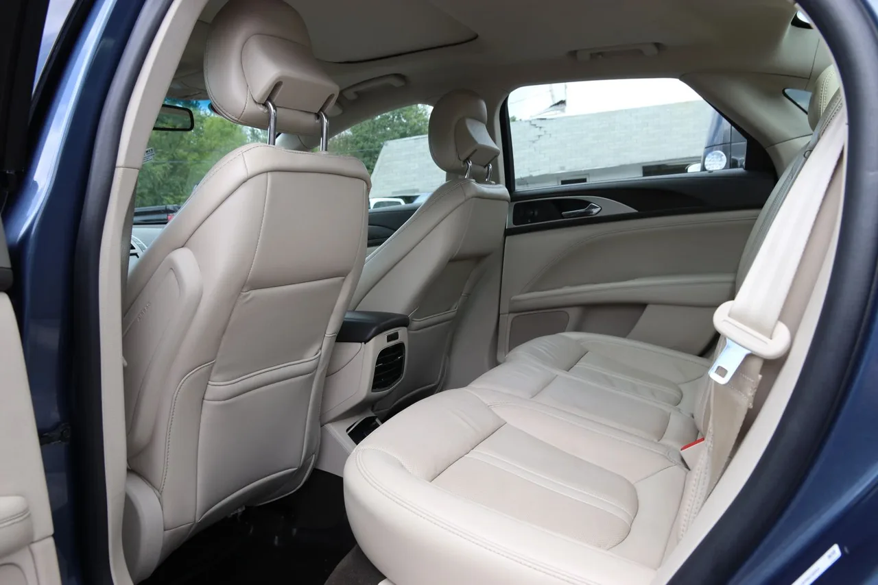 2019 Lincoln MKZ Reserve II Sedan 4D in blue — photo 31 of 33