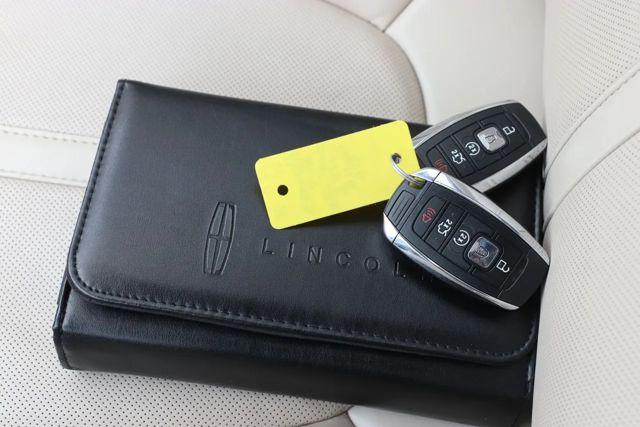 2019 Lincoln MKZ Reserve II Sedan 4D in blue — photo 33 of 33