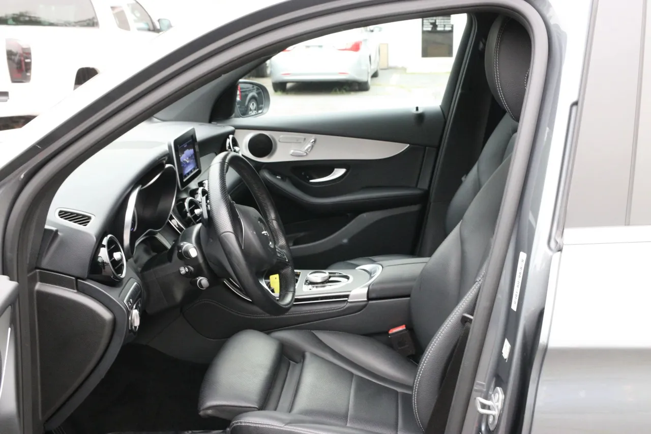 2019 Mercedes-Benz GLC GLC 300 4MATIC Sport Utility 4D in gray — photo 6 of 18