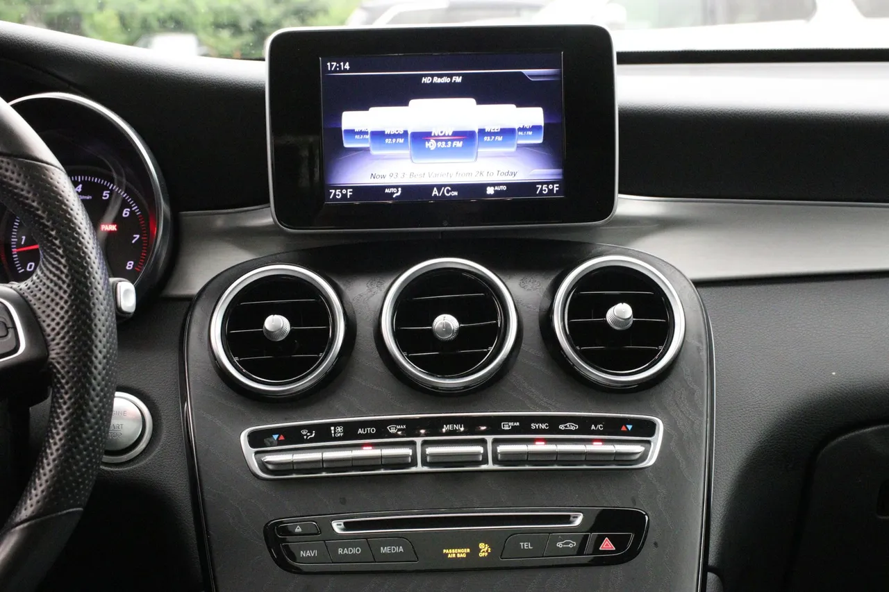 2019 Mercedes-Benz GLC GLC 300 4MATIC Sport Utility 4D in gray — photo 14 of 18