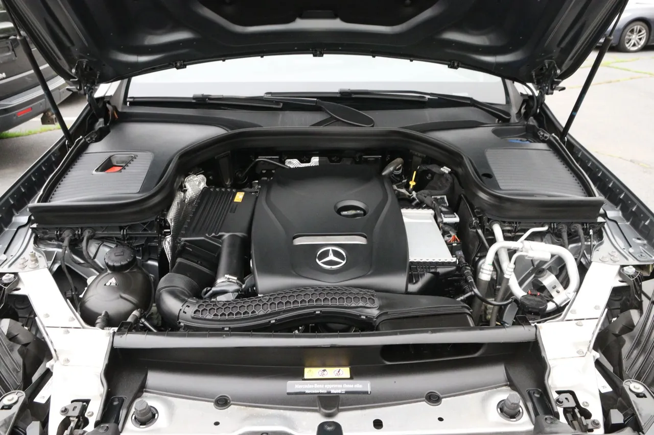2019 Mercedes-Benz GLC GLC 300 4MATIC Sport Utility 4D in gray — photo 17 of 18
